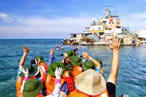 Báo nước ngoài nói gì về tour du lịch yêu nước ra Trường Sa?