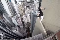 9X trồng cây chuối trên mép tòa nhà chọc trời