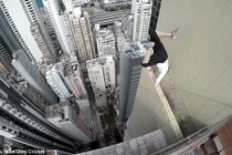 9X trồng cây chuối trên mép tòa nhà chọc trời