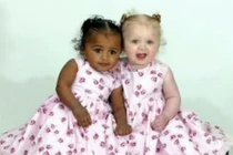 Điều kỳ diệu của vợ chồng chào đón cặp song sinh hai màu da 