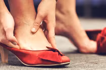 Sai lầm khi đi giày dép dễ khiến chân bạn tàn tật