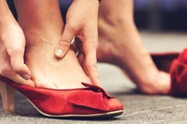 Sai lầm khi đi giày dép dễ khiến chân bạn tàn tật