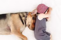 Tan chảy với chùm ảnh mẹ chụp bé yêu bên cún cưng