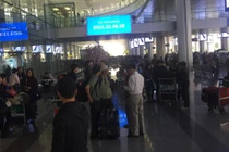 Ảnh: Sân bay Nội Bài "tắc đường" người đón thân nhân dịp Tết