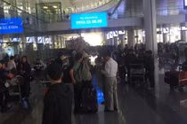 Ảnh: Sân bay Nội Bài "tắc đường" người đón thân nhân dịp Tết