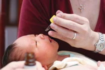 Bố mẹ lơ là, bé 2 tuổi ngộ độc thuốc nhỏ mũi