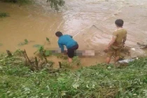 Đau lòng thi thể người bố bị lũ cuốn, tay vẫn ôm chặt con