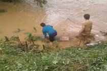 Đau lòng thi thể người bố bị lũ cuốn, tay vẫn ôm chặt con