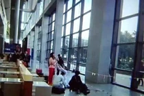 Cụ bà chết thảm do bị lưới thép sân bay rơi trúng đầu