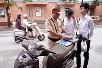 Video: Xử phạt giao thông... bằng hát