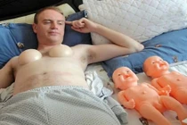 Trải nghiệm thú vị việc “làm mẹ” của trai trẻ phương Tây