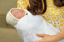 Áo choàng của tiểu công chúa nước Anh tiết lộ điều gì?