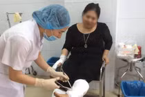 Nữ giáo viên tưới xăng rồi châm lửa đốt con