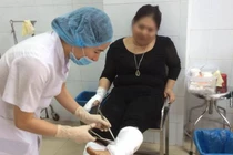 Nữ giáo viên tưới xăng rồi châm lửa đốt con