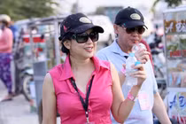 Bố mẹ chồng Hà Tăng đẹp nổi bật trên đường chạy 