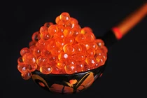 Tận mắt xem chế biến trứng cá hồi thượng hạng