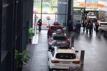 Choáng váng khối tài sản khủng của anh trai bí mật Triệu Vy