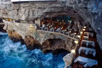 Ăn nhà hàng dưới đáy biển, trong động băng và... toilet