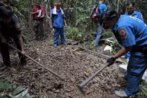 Kinh hoàng hố chôn tập thể của bọn buôn người gần Thái Lan