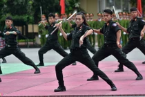 Ảnh: Ngắm nữ cảnh sát tương lai múa côn, lái xe phân khối lớn