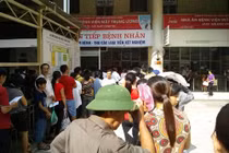 Hàng trăm người nhập viện mỗi ngày vì đau mắt đỏ