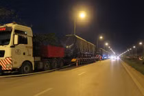 HN: Cấm đường để cẩu đầu máy, toa xe đường sắt trên cao