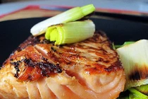 Ấm áp ngày lạnh với cá hồi xốt xì dầu gừng