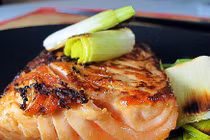 Ấm áp ngày lạnh với cá hồi xốt xì dầu gừng