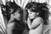 Tan chảy với bộ ảnh chị em khác màu da ngọt ngào