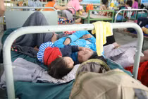 Khánh Hòa: Bệnh nhân sốt xuất huyết nằm tràn sân bệnh viện