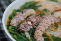 Lý do khiến bún hải sản bề bề gây sốt ở Hà Nội
