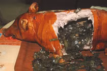 Độc đáo lợn nguyên con nhồi mắc mật nướng