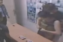 Bà bầu bị phạt tù vì trộm sữa mang về cho con