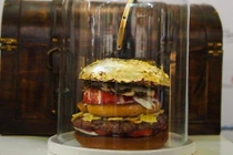 Bánh sandwich giá 2.300 USD bọc vàng được làm thế nào?