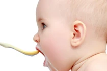 Bí quyết cho bé ăn váng sữa, sữa chua đúng cách