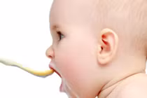 Bí quyết cho bé ăn váng sữa, sữa chua đúng cách