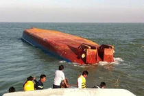 Tàu 2.000 tấn chìm trên sông Soài Rạp, 5 người mất tích