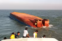 Tàu 2.000 tấn chìm trên sông Soài Rạp, 5 người mất tích