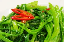 Tại sao món rau muống xào của bạn không ngon như ngoài tiệm?