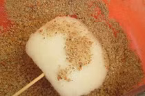 Thưởng thức đặc sản bánh lơ khoái của người Mông