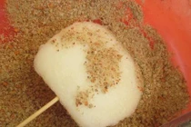 Thưởng thức đặc sản bánh lơ khoái của người Mông