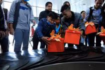 Hành khách bất ngờ khi nhận được quà Tết tại sân bay