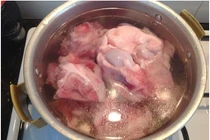 Bí quyết ninh xương nhừ, nước trong vắt