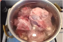 Bí quyết ninh xương nhừ, nước trong vắt