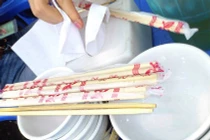 Cách phát hiện đũa dùng một lần ngậm hoá chất