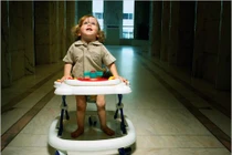 Bé dễ gặp tai nạn khủng khiếp khi ngồi xe tập đi