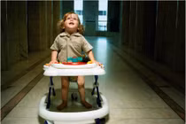 Bé dễ gặp tai nạn khủng khiếp khi ngồi xe tập đi