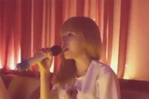 Dân mạng sửng sốt vì giọng hát truyền cảm của bà Tưng