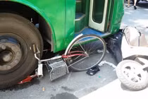 Đám đông đẩy xe buýt cứu nạn nhân kẹt dưới gầm