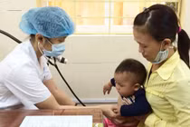 Rùng mình bố mẹ cho con ăn thuốc phiện để phòng bệnh